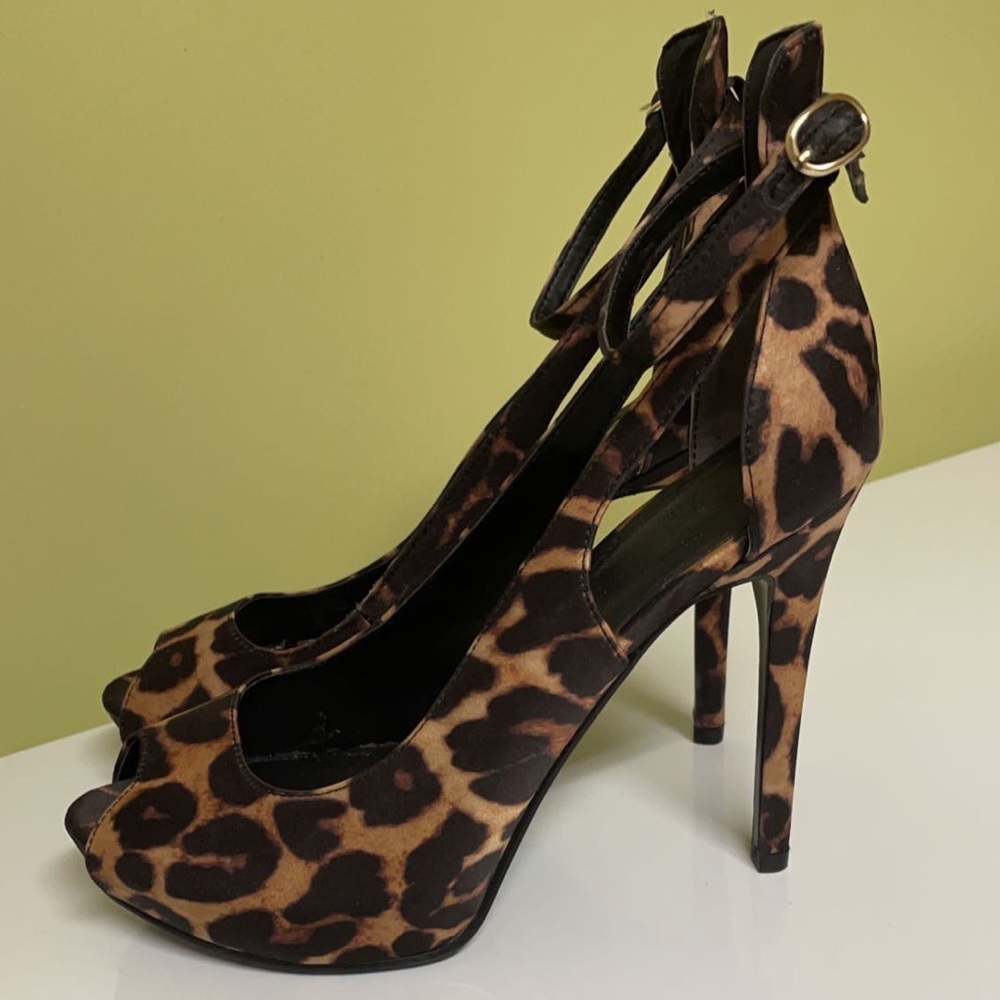 NWOB Guess Leopard Print Peep Toe Platforms